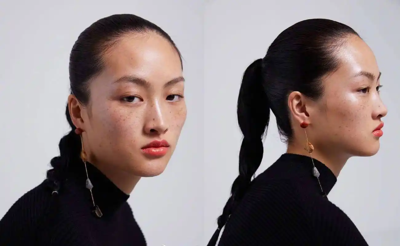 太矫情!中国模特满脸雀斑的照片引争议,活在ps的世界里出不来?