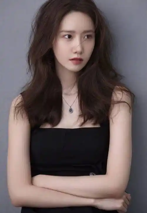 后来出了限韩令,林允儿再也没来过内地,知名度也是降了下来,虽然在