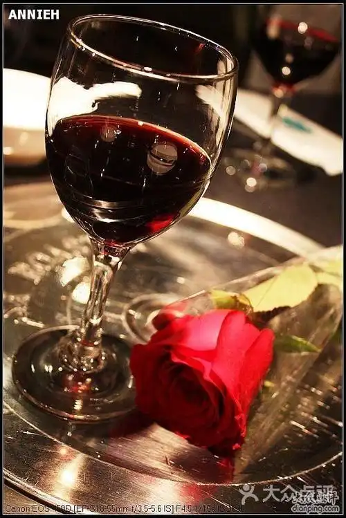 美丽的新娘就好比是一杯玫瑰红酒而新郎就是那红酒杯就这样二者慢慢品