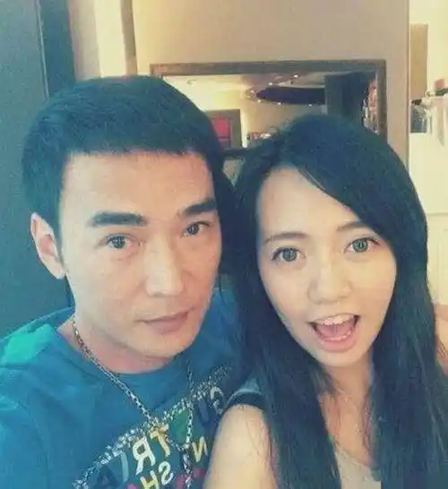 原创1994年焦恩俊娶了黄宛林财产都交给了她没想到自己戴了一顶帽子子