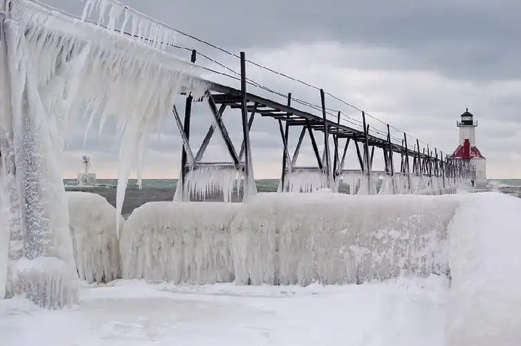 寒流席卷美国 新墨西哥州空中惊现"冰光环"