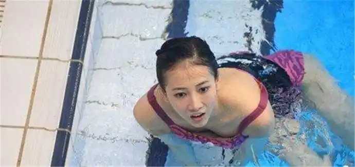 弦子跳水露卫生巾 弦子跳水凸点照真的吗