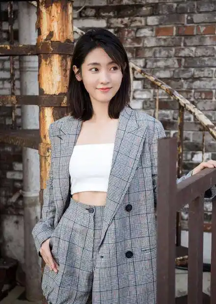 刑菲的个人在娱乐圈女明星里,算是个子小的,长相甜美的她,也很有观众