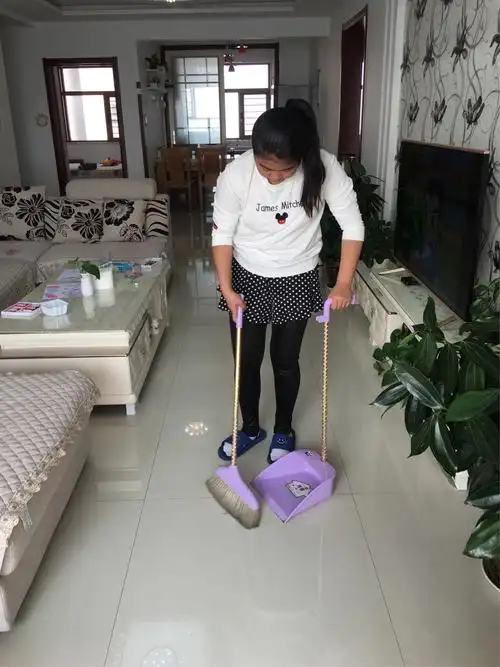 接下来我要帮妈妈扫地,这样也能替妈妈分担一些简单的家务