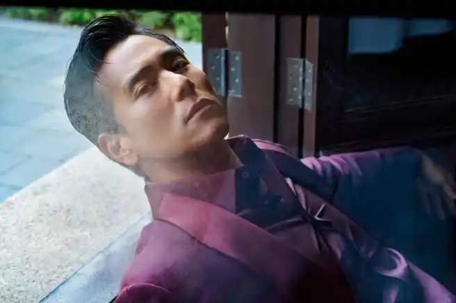 今天的彭于晏则在这身造型的加持下,回归了我们熟悉的帅气模样