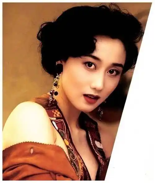 利智近照曝光,外貌惊人转变大,网友直言与赵雅芝相比也不逊_李连杰