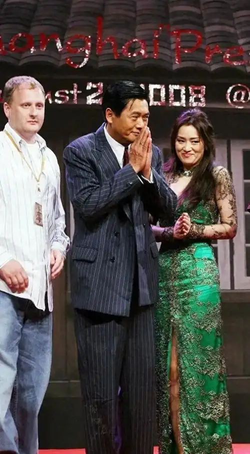 2008年巩俐和周润发共赴曼谷巩俐一袭长裙让周润发眼神迷离