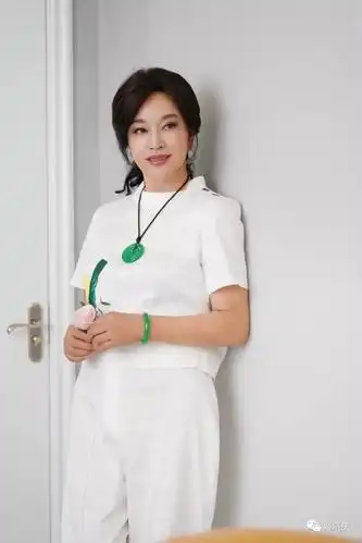 刘晓庆戴新入手千万满绿手镯引发网友热议吃土也买不起