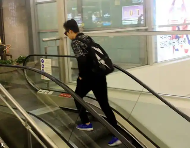 钟汉良黑超遮面现身机场 穿休闲装微笑帅气迷人