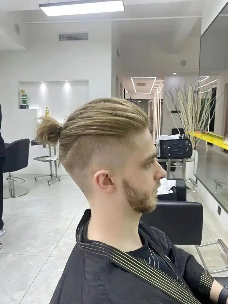 所以建议中国男生扎发可以烫卷在扎,这样感觉拉满