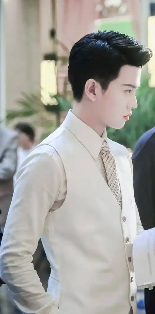 都说任嘉伦长相不算惊艳,那是你没见过他的侧面照!_国超_五官_气质