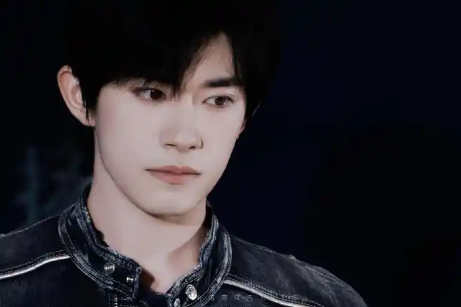 易烊千玺破洞针织内搭