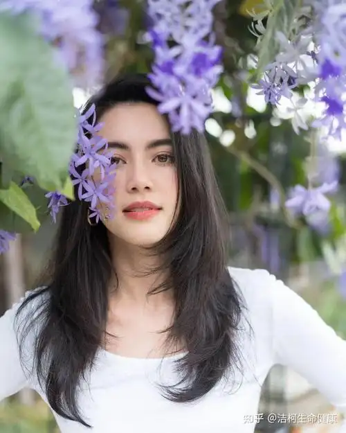 现在,让我们一起欣赏下泰国第一神颜~据说,mai已经拥有10亿的身价,她