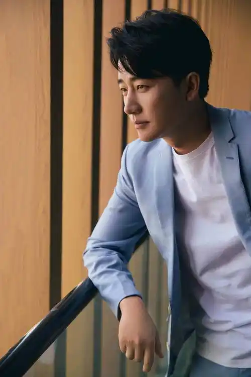 黄轩带女友外出逛街,两人十指紧扣秀恩爱,女方长相清纯气质好_爱情