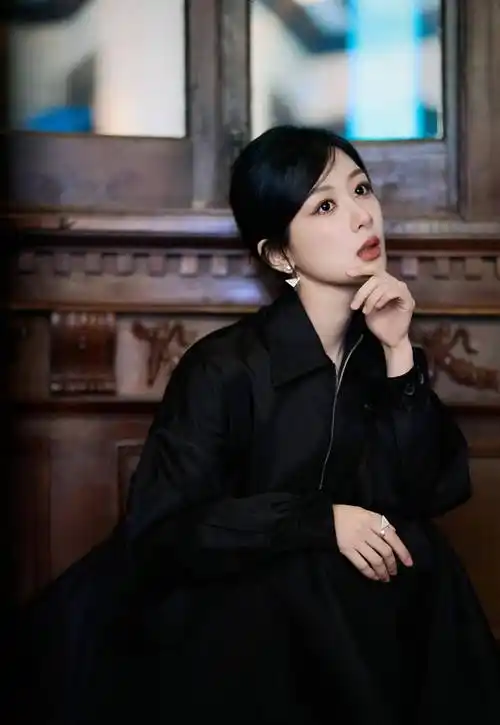 杨紫最新写真来袭,复古背景黑色套装充满神秘感_时尚_时光_传承