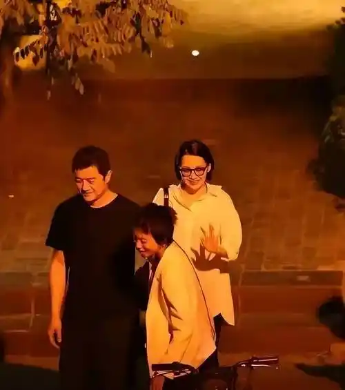 原创李亚鹏窦靖童不是我生的会更严苛定经济舱希望她过普通人生活