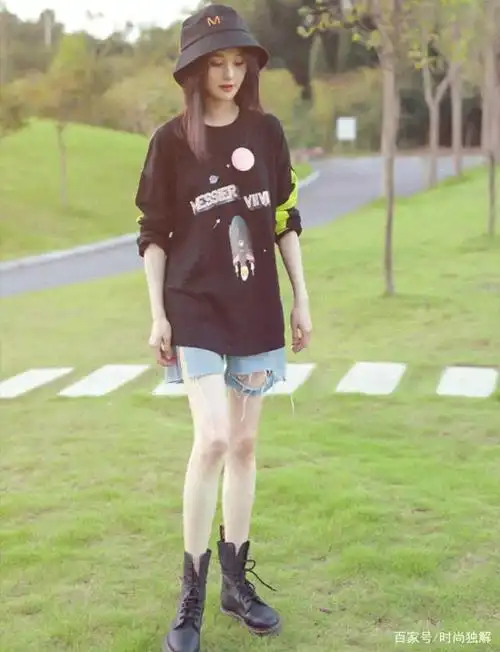 粉红上衣配短裙,回归小仙女本色,恋爱中的郑爽穿衣这么甜