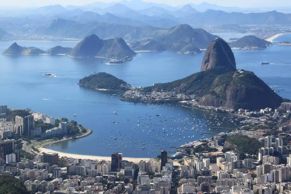 世界尽头的小城,雪山绿野与小城同在,还是个童话小镇