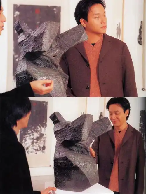 和哥哥张国荣一起欣赏艺术雕塑家朱铭