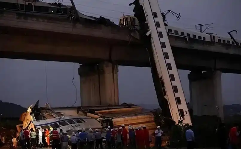 回顾13年前温州动车事故中轰动全国的幸存者小伊伊现状如何