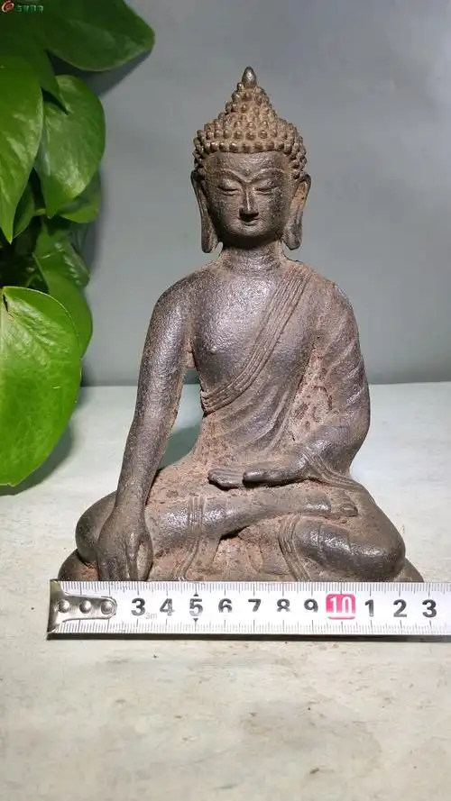 03精美铁佛像一尊开脸祥和五官清晰皮壳老辣锈迹自然气势磅礴