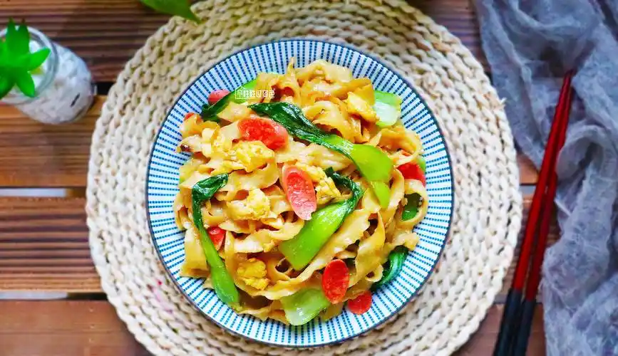 秒杀路边摊的炒刀削,炒好的面条不粘连不起坨,你们一定要试试_刀削面