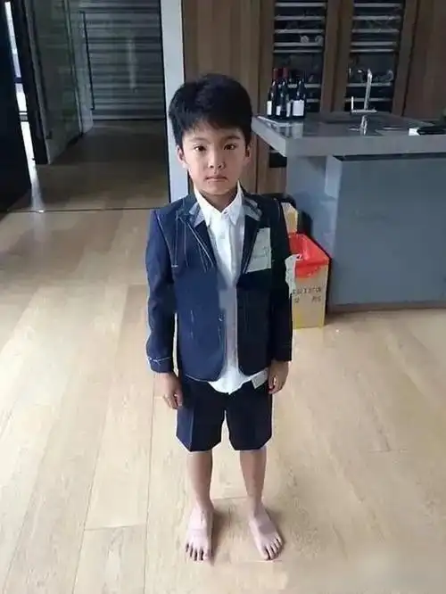 王中磊14岁儿子聚会曝光!穿卫衣靠边站,头发凌乱八字胡显邋遢