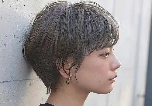 发尾位置自然剪碎打薄,与齐眉刘海搭配在一起,日系少女波波头短发设计