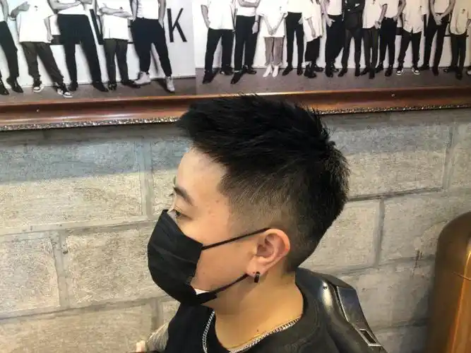 前面刘海的部分不用铲光,而是留下一定的长度,类似于锅盖头的剪短版