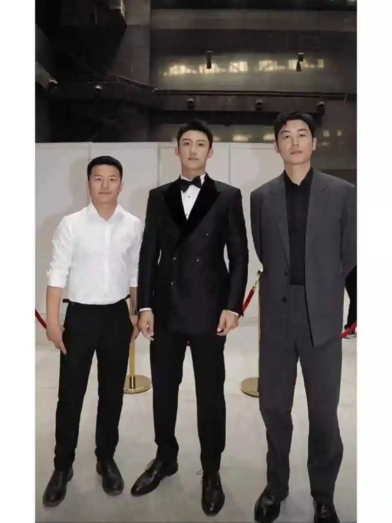 溢出屏的荷尔蒙,黄景瑜身高187cm,朱亚文身高183cm.