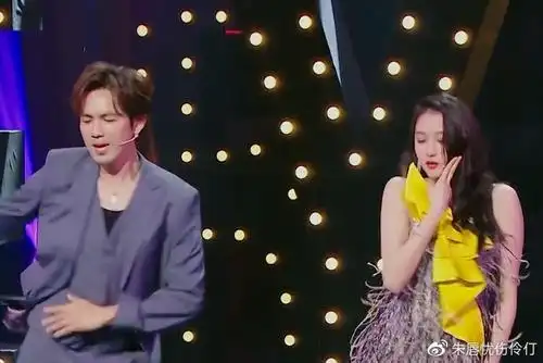 关晓彤首次与钟汉良跳舞男方手却意外碰到男友专属地