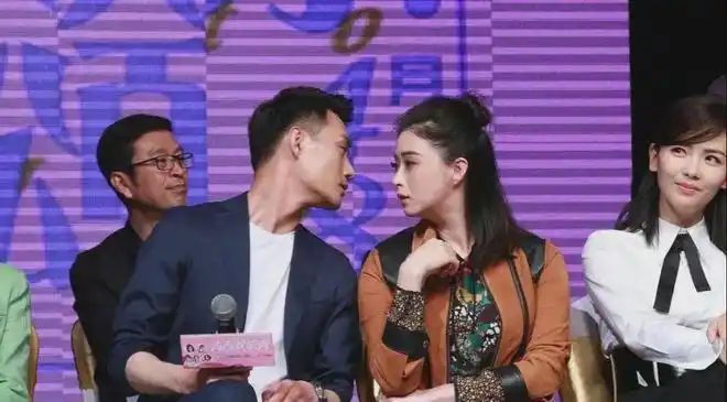 娘娘蒋欣与靖王王凯贴面热聊引刘涛侧目