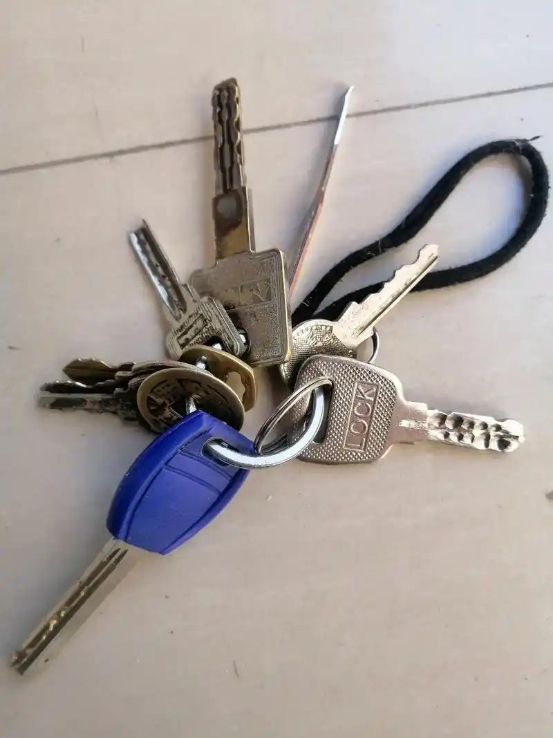 今日下午3点30分左右,在我门市外人行道上拣到一串钥匙,希失 - 抖音
