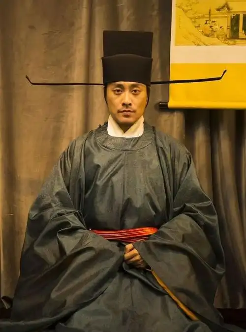 由于官员们特别爱戴乌纱帽,朝廷遂正式将它列为王公百官上朝及处理