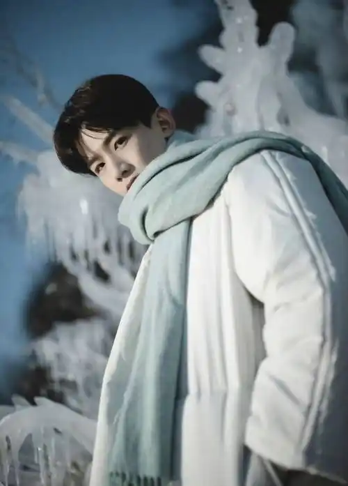 白敬亭白色羽绒衣清新阳光,却自称是猛男照,冬日写真显暖男本色_西装