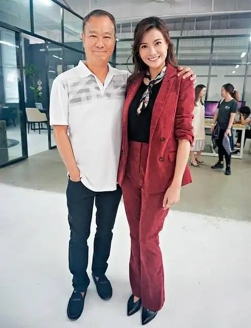 现如今的周星驰已经是一代喜剧大师,出演了很多的喜剧作品,而李修贤则