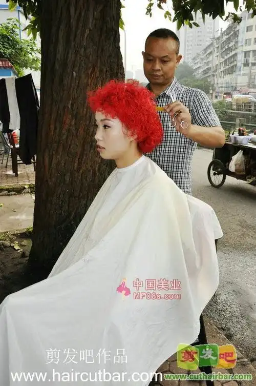 去路边理发摊剃光头剪发吧1206