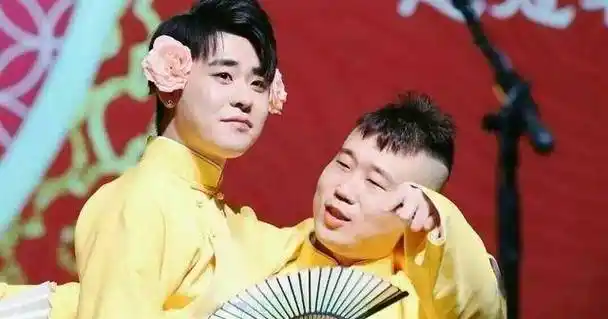 成一家,小曲小调和一些戏曲信手拈来,这与他小时候打下的演唱基础有关