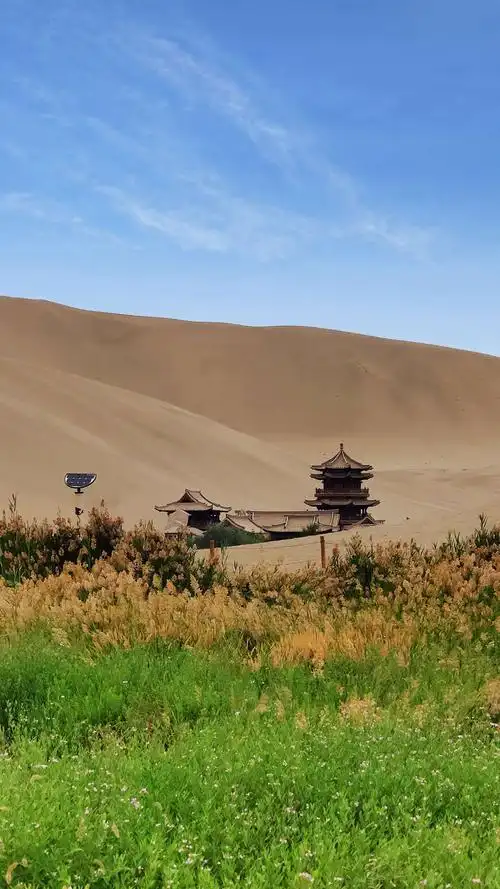 甘肃敦煌 月牙泉 鸣沙山