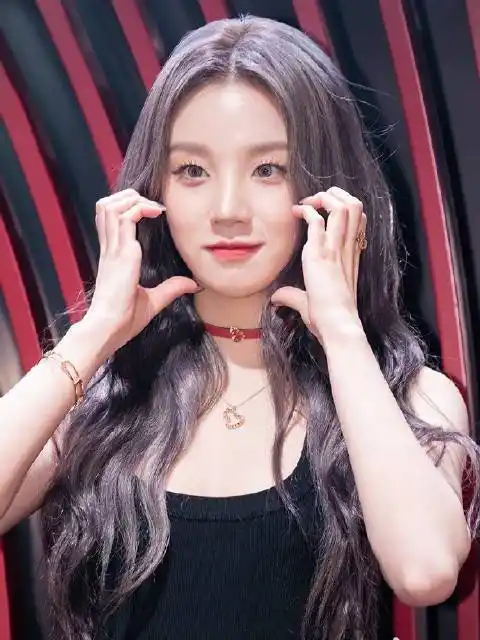 宋雨琦脸颊比心