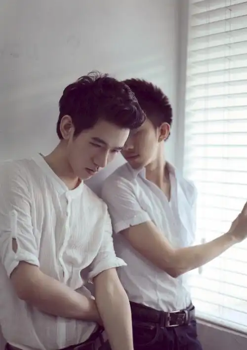 我爱他,这不是同性恋或异性恋的问题,只是爱的问题.