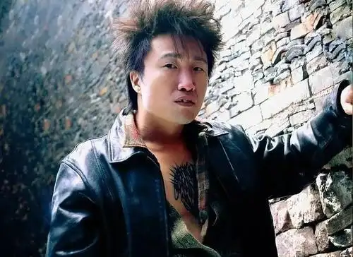 他是香港的太子爷家庭背景深厚