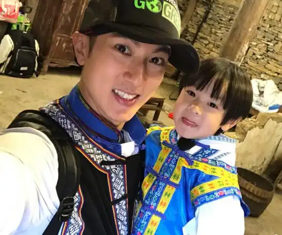 吴尊晒儿子max如厕照引争议 网友讨论后急删除