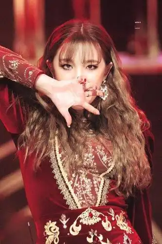 宋雨琦"公主装"强势出镜,围观