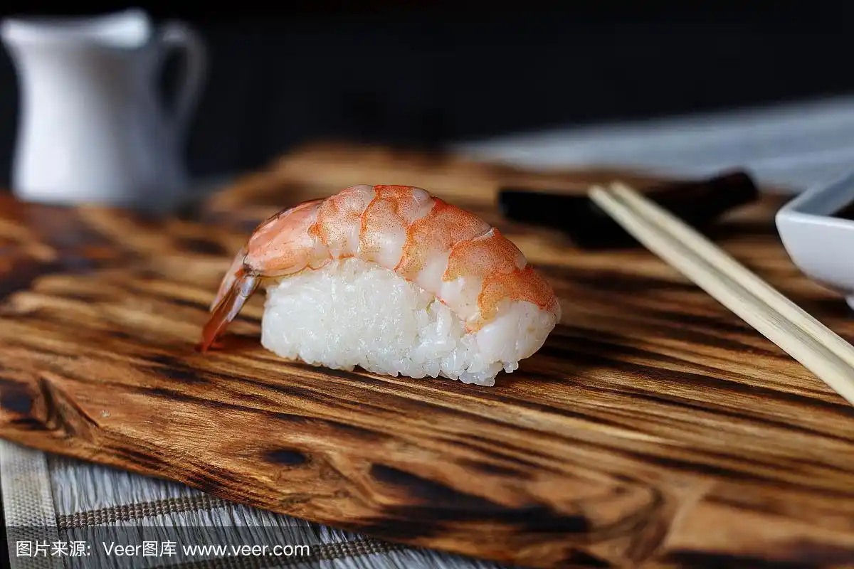 一个鲜虾寿司手握寿司配美味的虾,配上木片