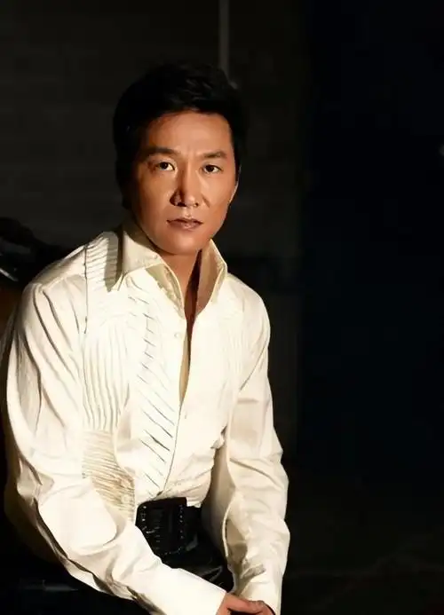 回顾演员赵燕国彰:演张世豪走红,娶了瑞典妻子,活成绝世好男人