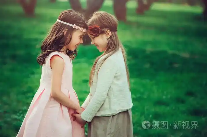 两个快乐的孩子女孩一起玩耍时在夏天户外活动友情观