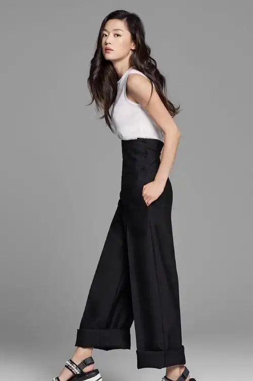 全智贤真是美到骨子里了背心搭配黑色高腰裤随性舒适慵懒自然