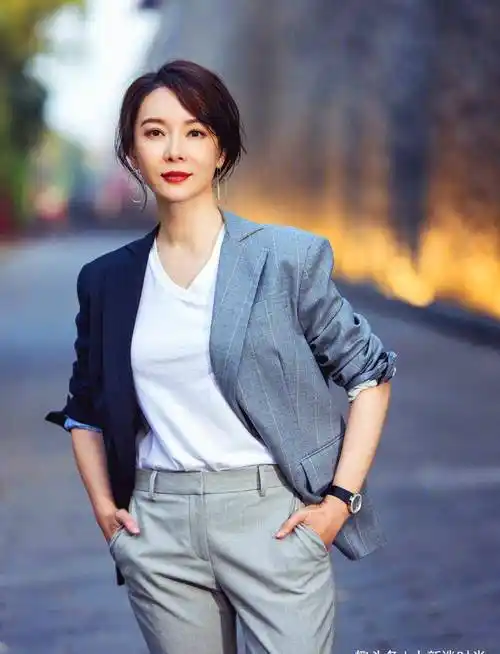 陈数拍西装大片心真大,里面只穿一件衣服,身材真有料!