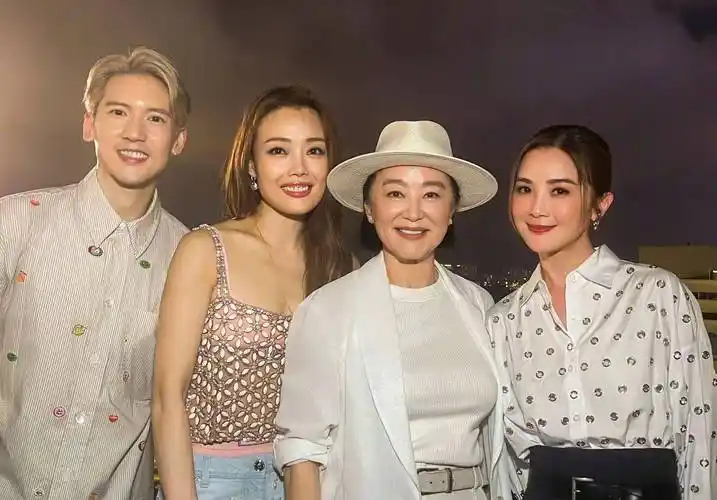 57岁周慧敏罕见与丈夫倪震同框参加派对恩爱合影力破婚变传闻